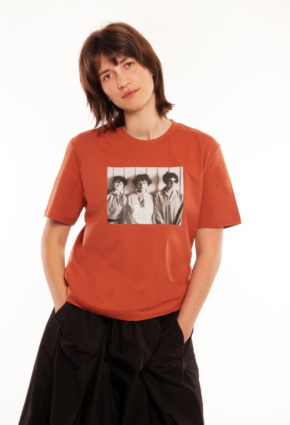 T-Shirt . MARCEL BREUER MIT SEINEM HAREM . Brown . edited by muse